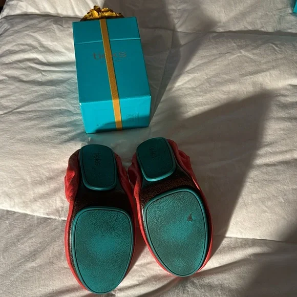 Poppy Tieks size 8 - Picture 6 of 7